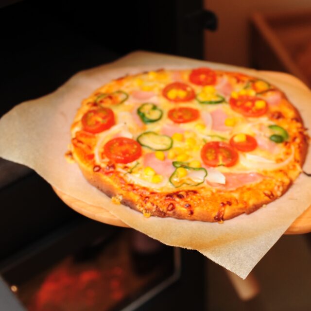 .
暖まりついでにお料理も。
便利かどうかで考えると、簡単に温度調整が可能で、時間も正確なオーブンレンジなどと比較するとそこには値しないはずです。
ただ、薪から得られる炎は、料理に一味違う格別な美味しさを与えてくれます。
自然の力を借りながら、扱いが難しいながらも思考錯誤してお料理を楽しむことは、日々の暮らしに新たな余白を生み出してくれるのかなと思っています。
薪ストーブ製作工房 エイトノット
@eight_knot_matsumoto
#薪ストーブ
#料理